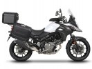 Kompletná sada čiernych hliníkových kufrov SHAD TERRA BLACK , 48 litrov vrchný kufor, 47/47 litrov bočné kufre, vrátane montážnej sady a platni SHAD SUZUKI DL 650 V-Strom